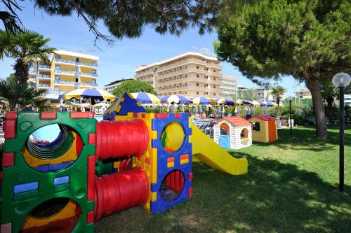 Παιδική χαρά, Hotel Bellevue in Μπιμπιόνε