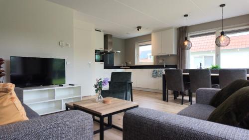 gedeelde lounge/tv-ruimte, Villapark Wulpdal | Villa De Wulp in Tholen