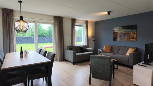 gedeelde lounge/tv-ruimte, Villapark Wulpdal | Villa De Wulp in Tholen