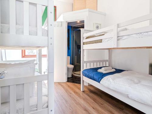 Buckingham House - 20 Beds - by Brighton Holiday Lets - image 5
