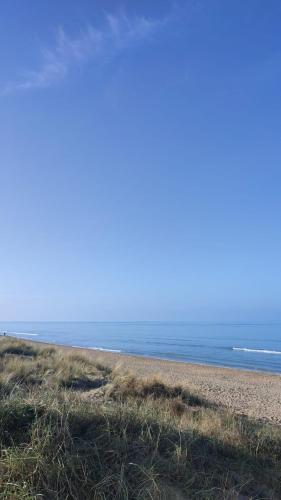 Cabourg, Studio cosy situé dans résidence au bord de mer, collé a la promenade Marcel Proust