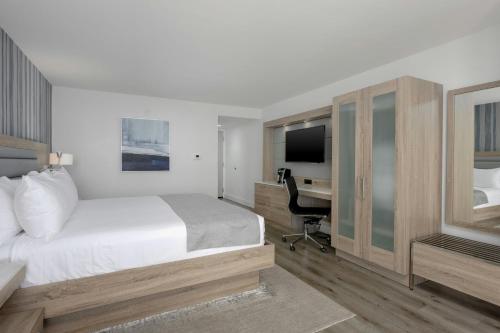 Perdido Beach Resort Room Type - Standard King Room with Limited View