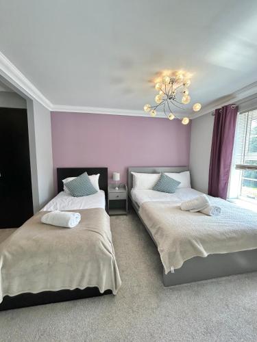 Badgers House - 6 Bedrooms, Sleeps 13, Parking, Wifi gîte à louer Burderop Park