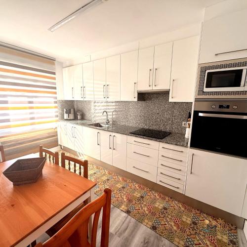 virtuve, Casa a 1 min de la playa - Patio Chill out in A Revolta