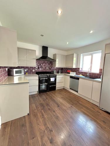 Køkken, Badgers House - 6 Bedrooms, Sleeps 13, Parking, Wifi in Wroughton