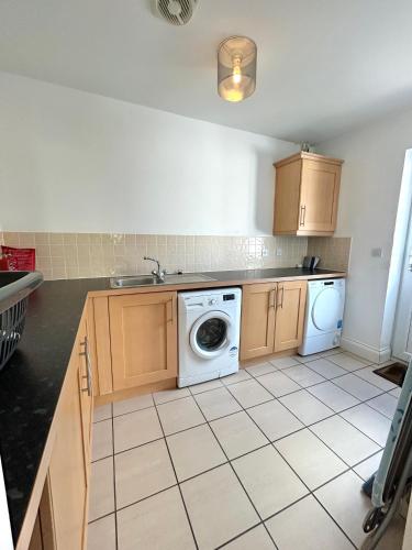 Badgers House - 6 Bedrooms, Sleeps 13, Parking, Wifi in Wroughton