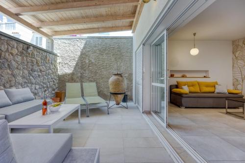 Bougainvillea Old Town Apartment /w Terrace - Happy Rentals - image 5
