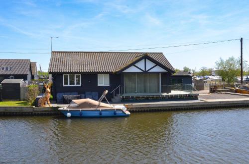 Viesnīcas āriene, Ferryman Cottage in Horning Village on the main River Bure in Horning