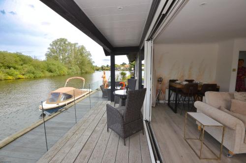 Viesnīcas āriene, Ferryman Cottage in Horning Village on the main River Bure in Horning