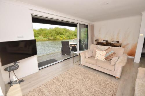 Viesnīcas āriene, Ferryman Cottage in Horning Village on the main River Bure in Horning