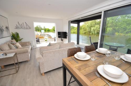 Viesnīcas āriene, Ferryman Cottage in Horning Village on the main River Bure in Horning