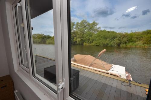Viesnīcas āriene, Ferryman Cottage in Horning Village on the main River Bure in Horning