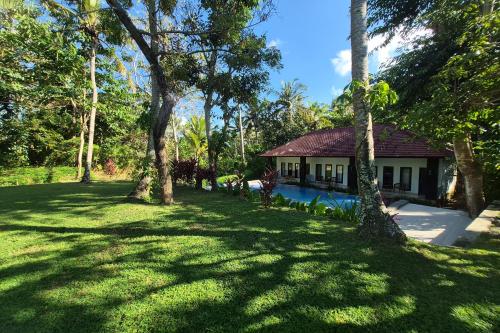 Garden, Bintang Hostel & Homestay near Ceningan Cliffs