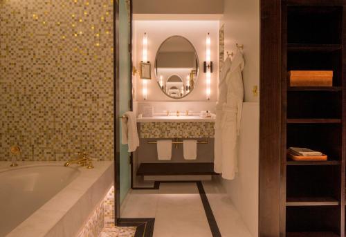 Four Seasons Hotel London at Ten Trinity Square - image 2