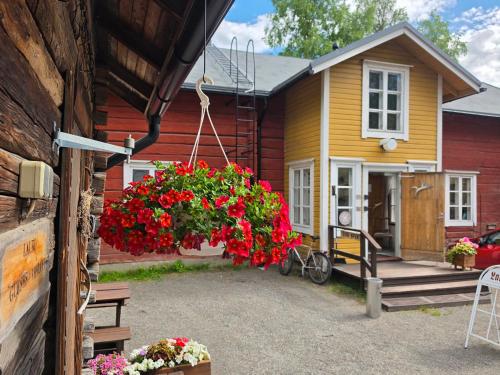 Exterior view of LAURI Historical Log House Manor