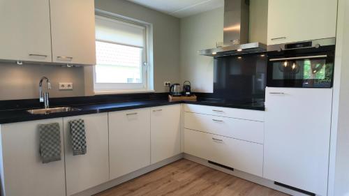 Kitchen, Villapark Wulpdal | Villa De Zeehond in Verspreide huizen Scherpenisse