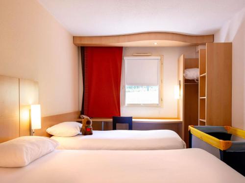 1 double bed, 1 twin bed