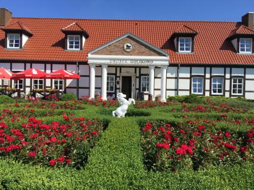 Sissepääs, Dworek Golikowo in Slawno