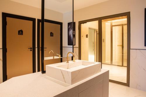 4 bedrooms, 11 beds