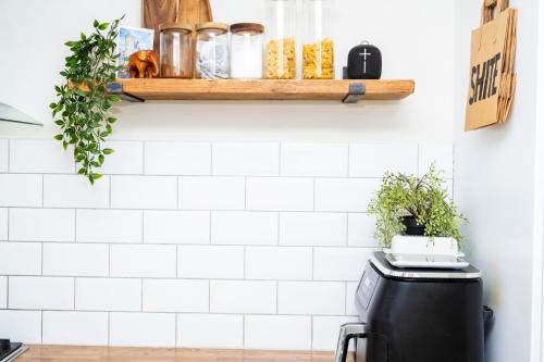 2BDR Brighton Retreat with Courtyard Garden - image 5
