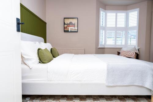 2BDR Brighton Retreat with Courtyard Garden - image 2