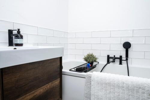 2BDR Brighton Retreat with Courtyard Garden - image 4