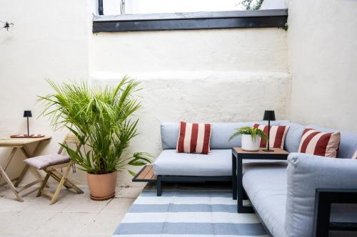 2BDR Brighton Retreat with Courtyard Garden - image 3
