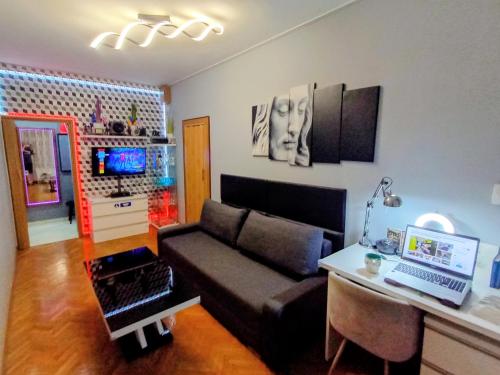 APARTAMENT VENGE -CAŁE MIESZKANIE 46m2 NA WYŁĄCZNOŚĆ - Z JEDNĄ SYPIALNIĄ I JEDNYM SYPIALNO-SALONEM -3 PIĘTRO BEZ WINDY- REZERWACJA BEZ KARTY KREDYTOWEJ-KLIMATYZACJA-KINO DOMOWE-PROJEKTOR-100-NETFLIX-BEZPŁATNY PARKING PUBLICZNY NA MONITOROWANYM PODWÓRZU, Vratislav (fotografie 2)