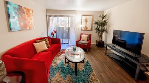 Vibrant Relaxing Retreat Fully Stocked Apartment