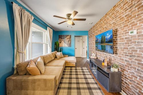 University Stay that Sleeps 10. Game Room, Firepit , and Grill
