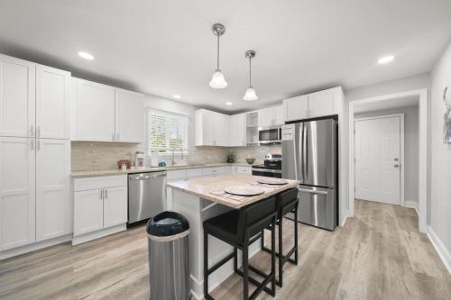 3BR Renovated Bungalow Fire Pit Near Catawba River in Mount Holly