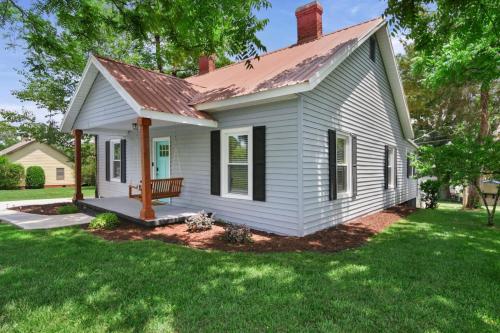3BR Renovated Bungalow Fire Pit Near Catawba River in Mount Holly