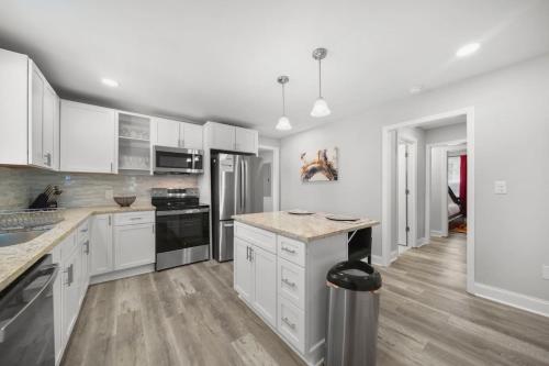 3BR Renovated Bungalow Fire Pit Near Catawba River in Mount Holly