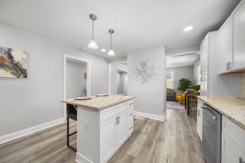 3BR Renovated Bungalow Fire Pit Near Catawba River in Mount Holly