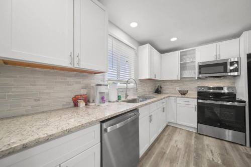 3BR Renovated Bungalow Fire Pit Near Catawba River in Mount Holly