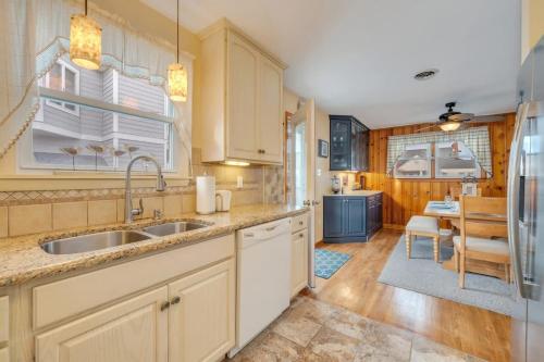virtuve, Beachy Keen Steps to Sand, Miles from Stress in Avalona (NJ)