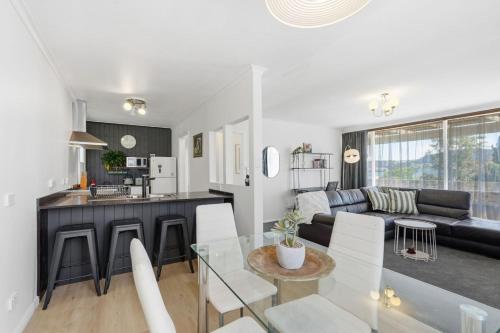 Waterfront Charm, Cozy 3BR Retreat in Midway Point