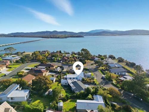 Waterfront Charm, Cozy 3BR Retreat in Midway Point