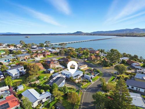 Waterfront Charm, Cozy 3BR Retreat in Midway Point