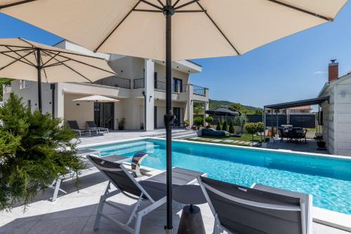 Countryside family villa with pool Zmina in Gizdavac