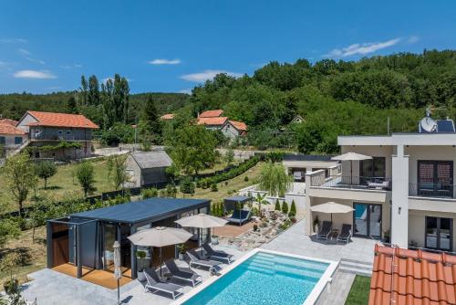 Countryside family villa with pool Zmina in Gizdavac