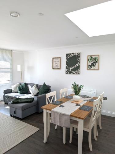 Brighton Lanes Retreat - Spacious 2-Bed Apartment Near the Seafront & Brighton Station