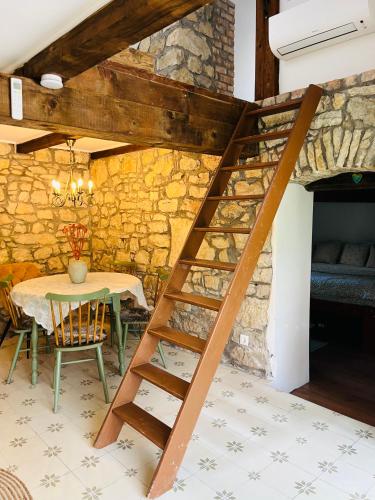 Estate by the creek in Vazoli