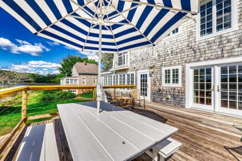 Seadmed, Elegant home right in town with gorgeous water view, deck & interior in Wiscasset