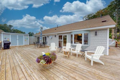 Bayfront Cottage on Mill Cove w/ Private Dock & Furnished Deck - Walk Downtown, Бутбей-Харбор