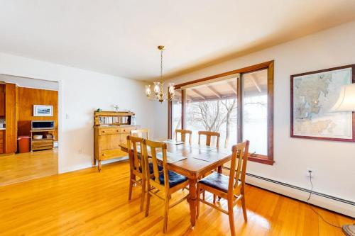 Iekārtas, Waterfront home with beautiful bay views - near shops & dining in Rockland (ME)