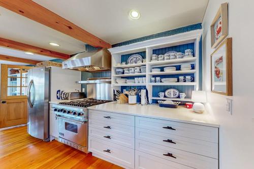 köök, Elegant home right in town with gorgeous water view, deck & interior in Wiscasset