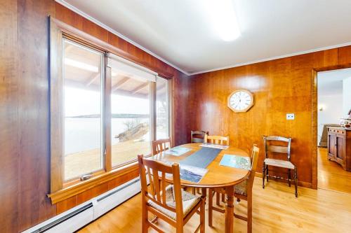 Iekārtas, Waterfront home with beautiful bay views - near shops & dining in Rockland (ME)
