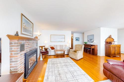Waterfront home with beautiful bay views - near shops & dining in Rockland (ME)