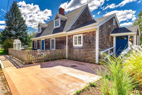Hotelli välisilme, Elegant home right in town with gorgeous water view, deck & interior in Wiscasset